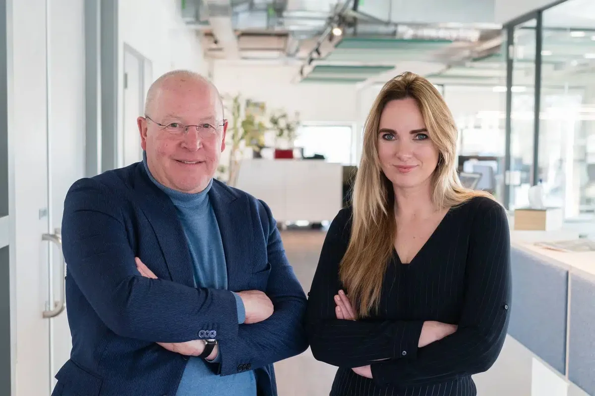 Afzwaaiend directeur Louis van Brakel en directeur Daniëlle Ahuluheluw